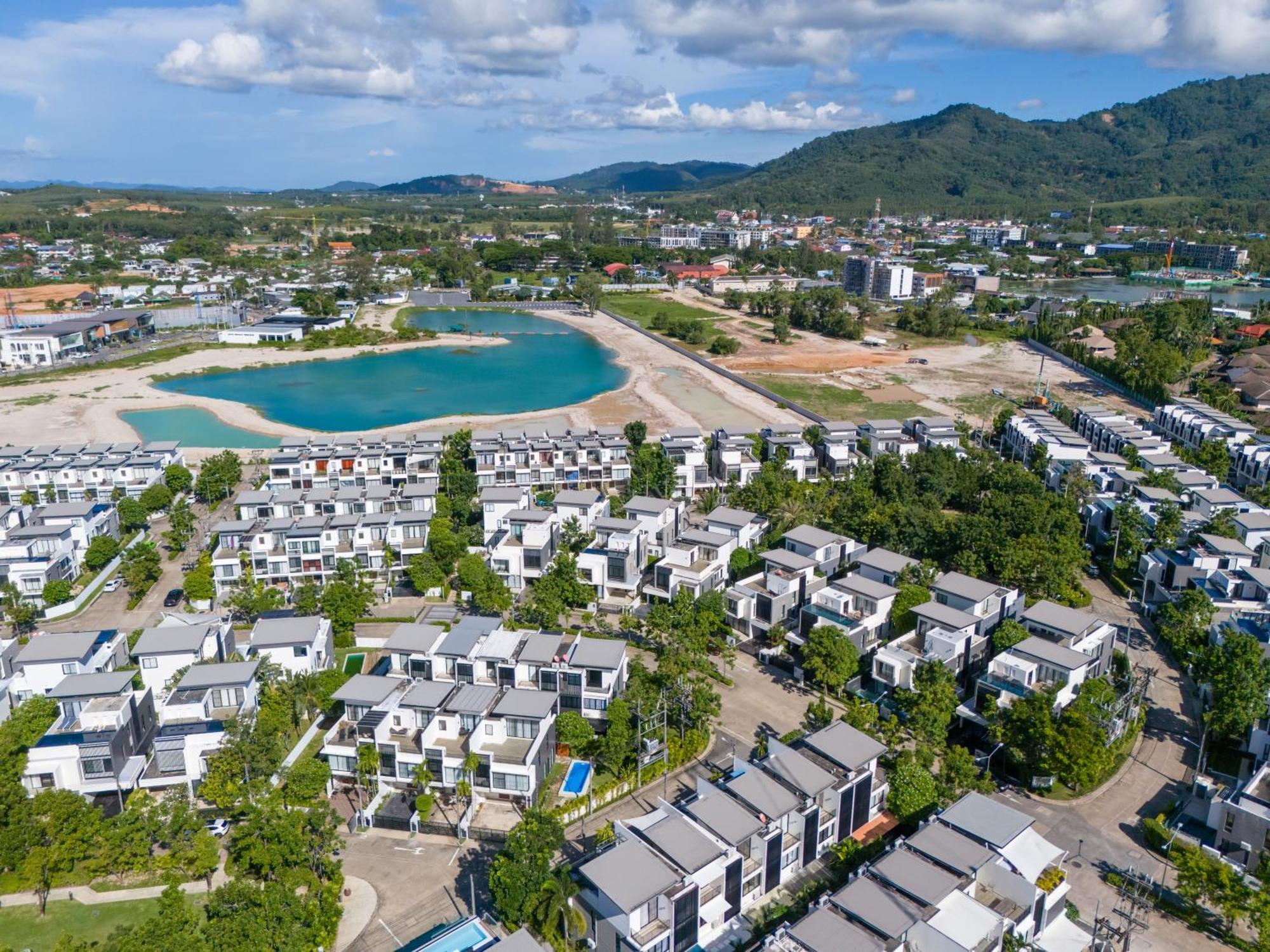 וילה Laguna Park 的现代化5卧室泳池别墅