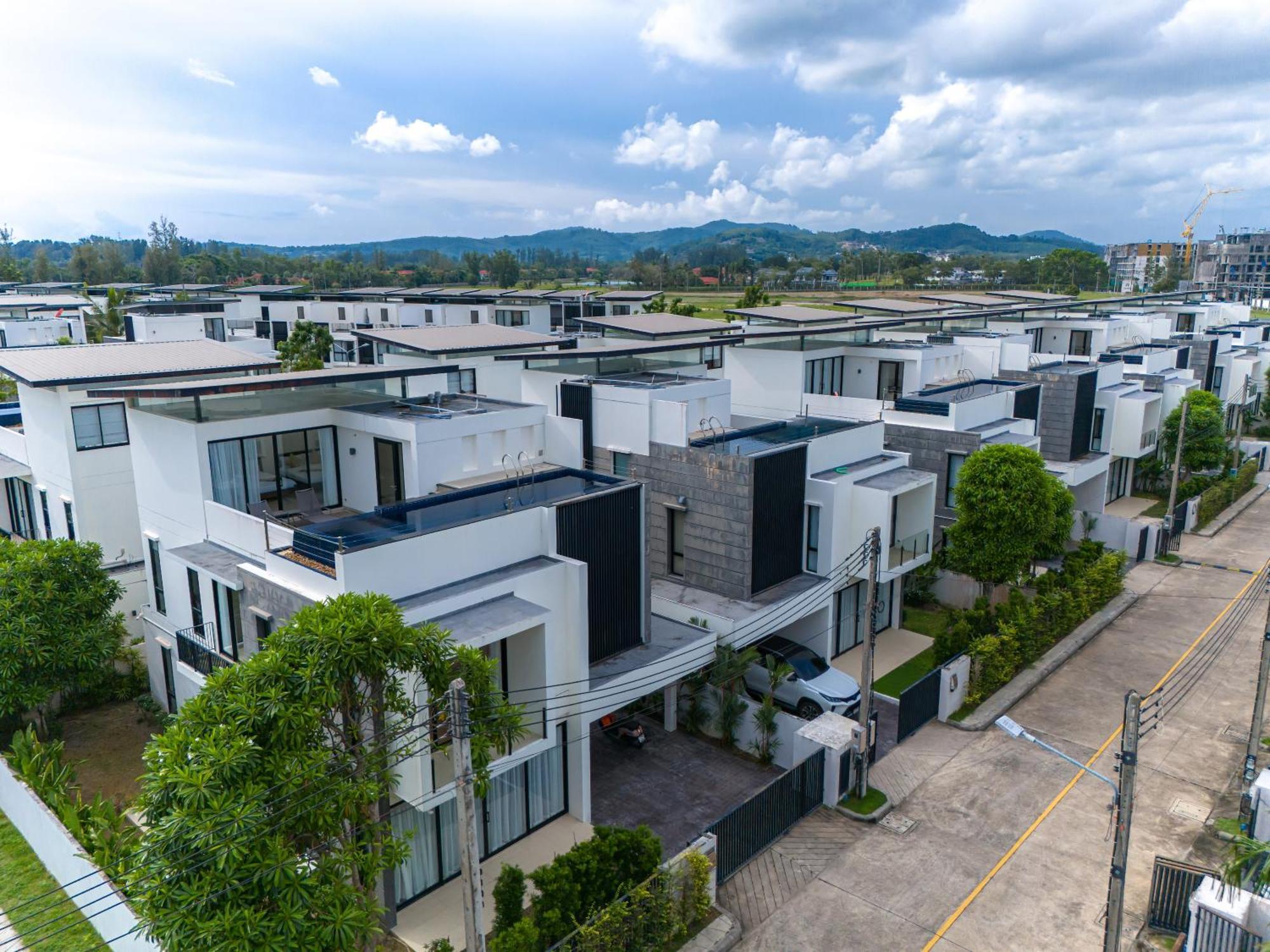 Laguna Park 的现代化5卧室泳池别墅 וילה